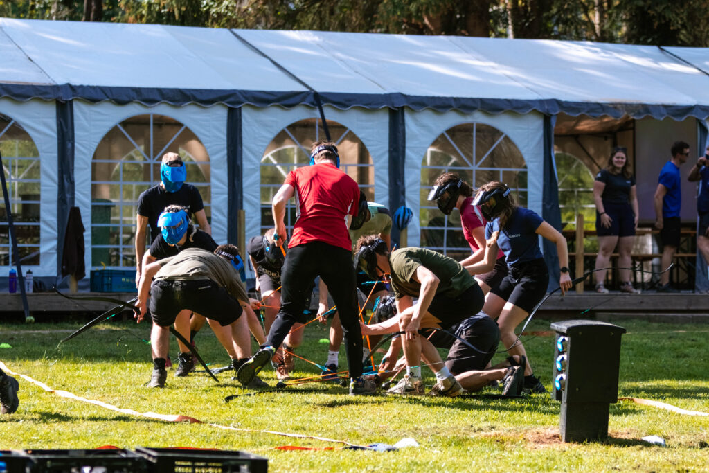 Leerlingen nemen deel aan een teambuildingactiviteit tijdens een schoolreis.