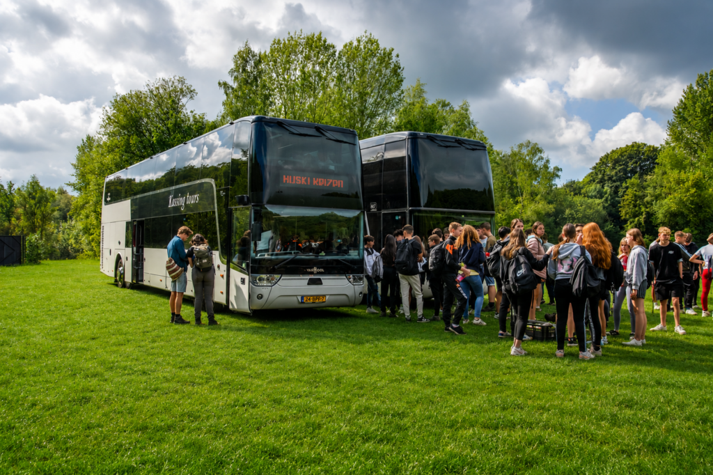Leerlingen voor een bus schoolreis