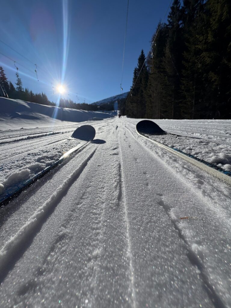 Besneeuwde skipiste tijdens een zonnige winterdag