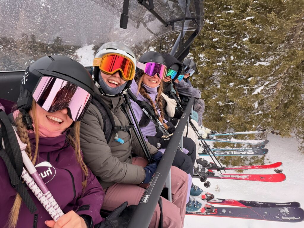 Wintersporters met skibrillen maken een selfie