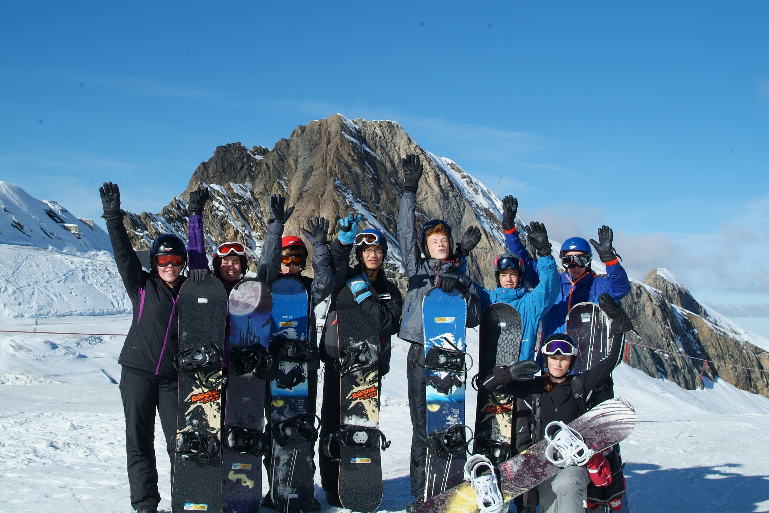 Groep wintersporters poseert in de bergen