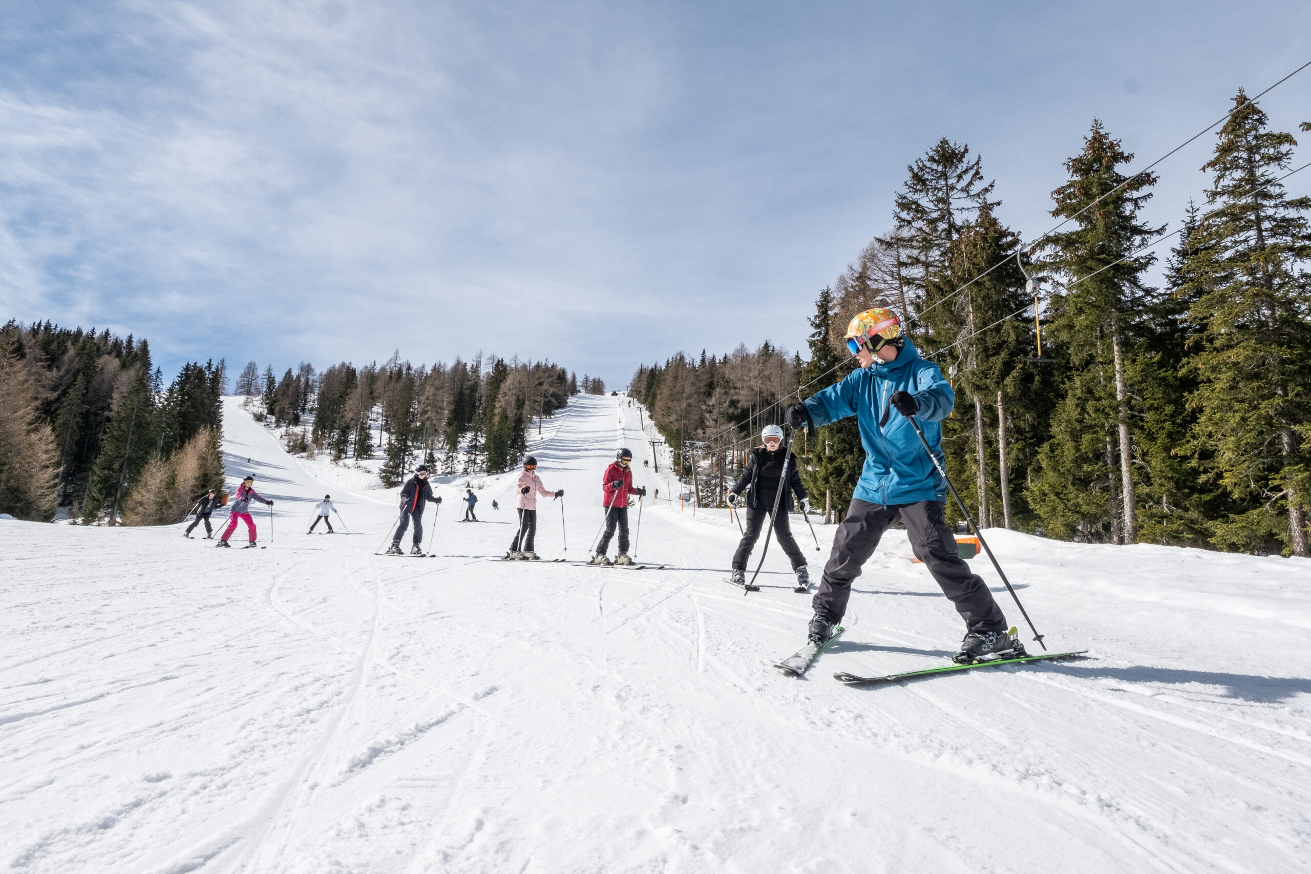 Langlaufers in een besneeuwd winterlandschap