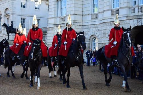 Wisseling van de wacht te paard bij Buckingham Palace in Londen