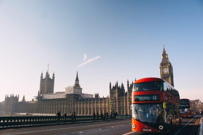 Studenten op schoolreis in Londen voor het parlementsgebouw