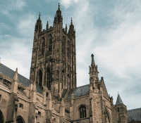 Leerlingen bij Canterbury Cathedral tijdens schoolreis Engeland.