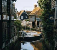 Leerlingen tijdens punting tour op schoolreis Canterbury.