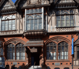 Leerlingen tijdens schoolreis in The Beaney House Canterbury museum.