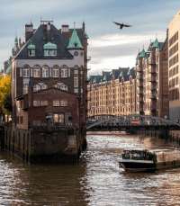 Leerlingen in Speicherstadt Museum tijdens schoolreis Hamburg.