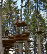 Scholieren doen high rope parcours in Keulen tijdens actieve schoolreis citytrip
