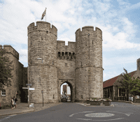 Schoolgroep bij Westgate Towers tijdens schoolreis Canterbury.